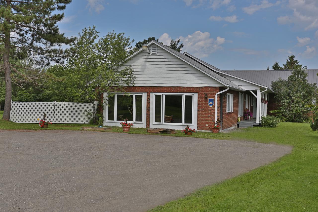 Ranch St-Hubert Bed and Breakfast Saint-Hermenegilde Buitenkant foto